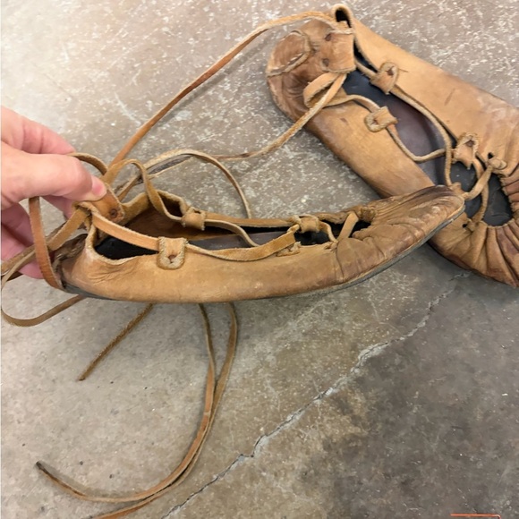 Vintage Tan Leather Women's Shoes lace up moccasins native american - Picture 2 of 4